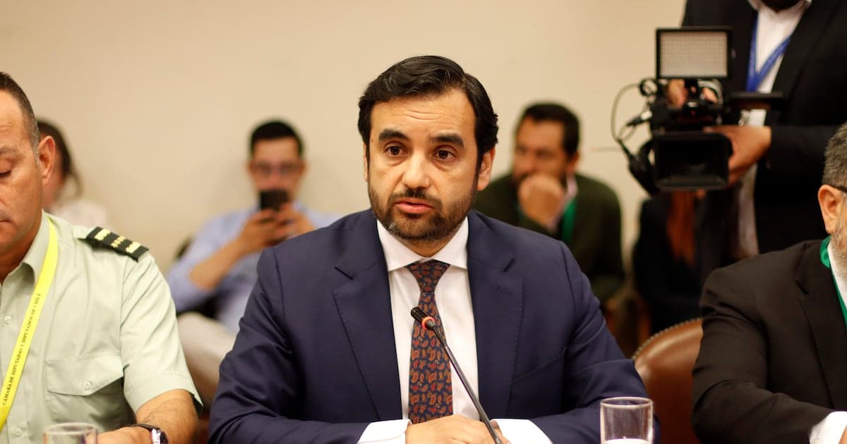 Gajardo defiende eliminación de gremios en Gendarmería