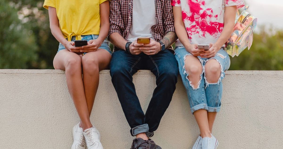 España prohíbe redes sociales a menores: modelo para Chile