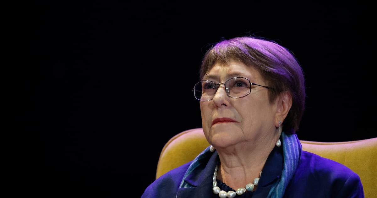El Gobierno comete un error al atacar a Bachelet: un análisis de la crisis política