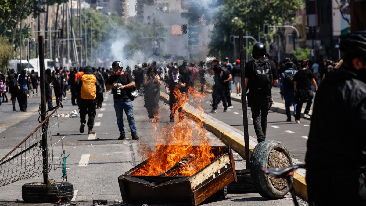 18-O: 110 detenidos, 14 carabineros lesionados y un bus incinerado